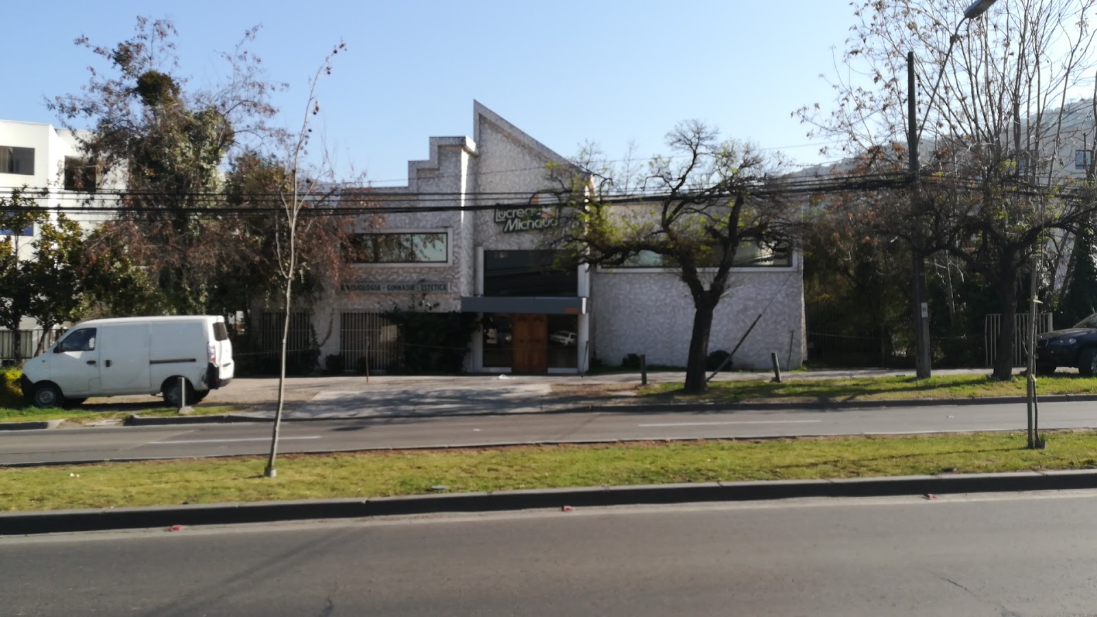 Edificio de la Clínica Estética Lucrecia Michaud en Av. Vitacura 9910