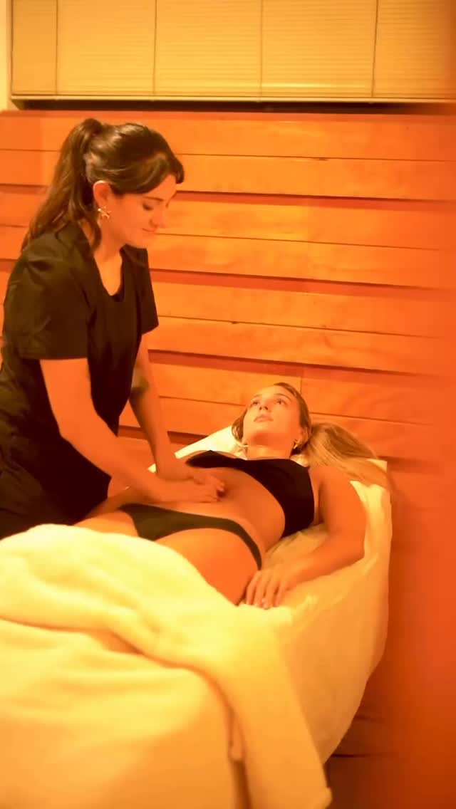 Sesión de masaje reductivo en la clínica Lucrecia Michaud