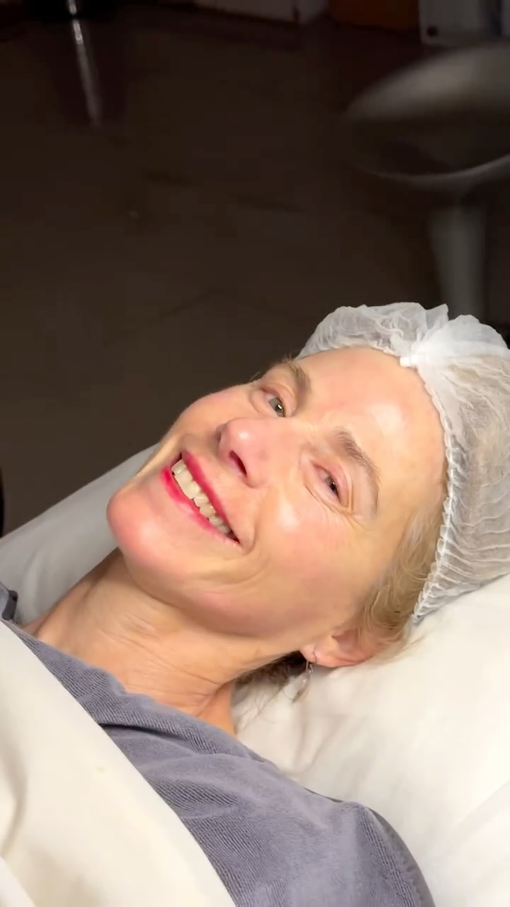 Paciente relajada durante tratamiento facial